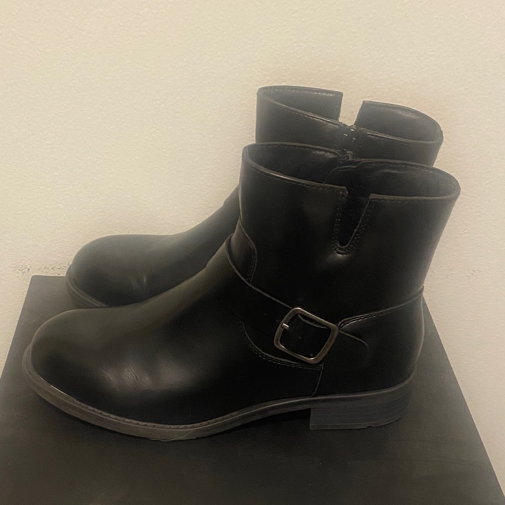 FRYE AND CO. Classic Black Buckle Booties